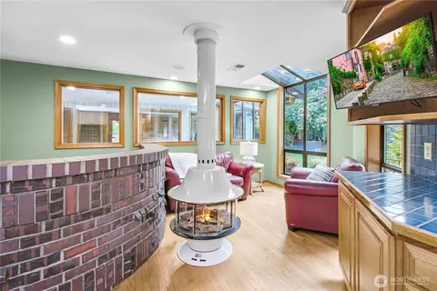 Living - 806 Alpine Dr, Everett, WA 98203 photo 3 of 3