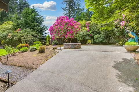 Exterior - 806 Alpine Dr, Everett, WA 98203 photo 5 of 8