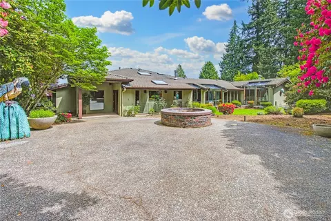 Exterior - 806 Alpine Dr, Everett, WA 98203 photo 4 of 8