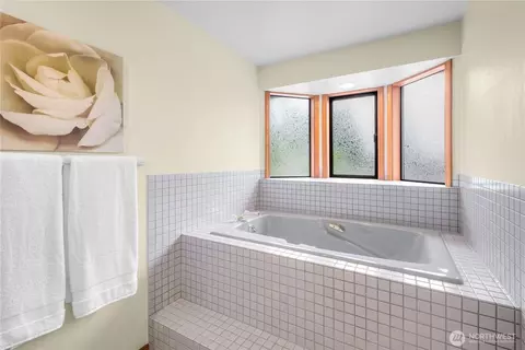 Bath - 806 Alpine Dr, Everett, WA 98203 photo 3 of 4
