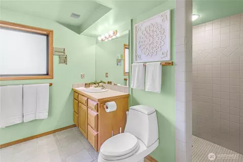 Bath - 806 Alpine Dr, Everett, WA 98203 photo 4 of 4