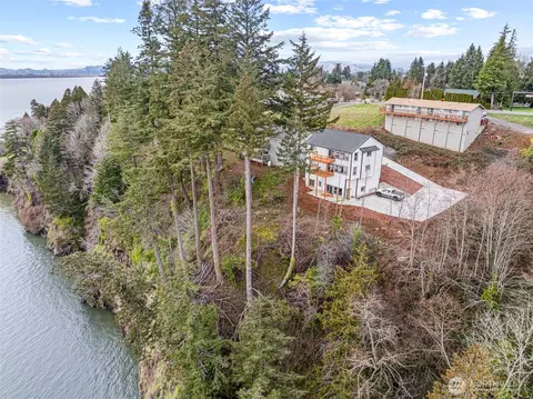 572 Columbia St, Cathlamet, WA 98612