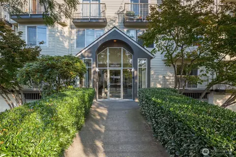 903 N 130th St #302, Seattle, WA 98133