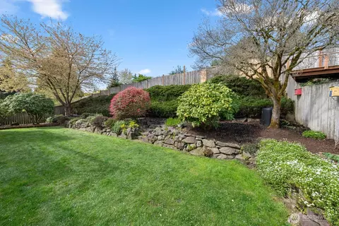 Exterior - 22520 4th Ave SE, Bothell, WA 98021 photo 6 of 7