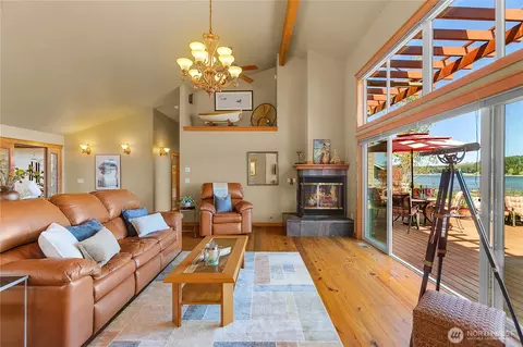 Living - 7530 E Grapeview Loop Rd, Allyn, WA 98524 photo 2 of 2