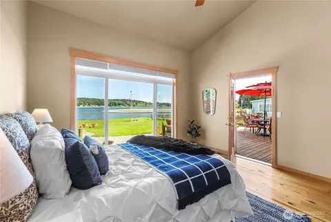 Bedroom - 7530 E Grapeview Loop Rd, Allyn, WA 98524 photo 2 of 5