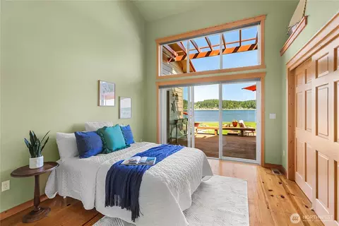 Bedroom - 7530 E Grapeview Loop Rd, Allyn, WA 98524 photo 4 of 5