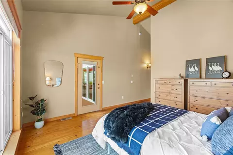 Bedroom - 7530 E Grapeview Loop Rd, Allyn, WA 98524 photo 3 of 5