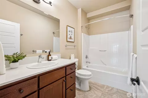 Bath - 333 Cooper Ln N, Enumclaw, WA 98022 photo 1 of 2