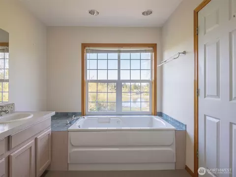 Bath - 200 Osprey Glen Rd, Sequim, WA 98382 photo 2 of 4