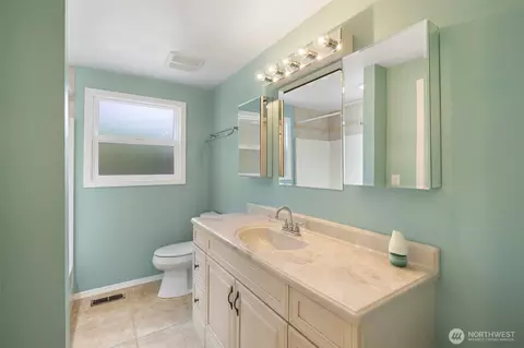 Bath - 2607 SE 138th Loop, Vancouver, WA 98683 photo 2 of 2