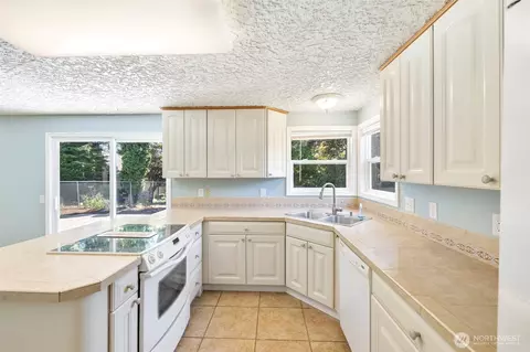 Kitchen - 2607 SE 138th Loop, Vancouver, WA 98683 photo 3 of 3
