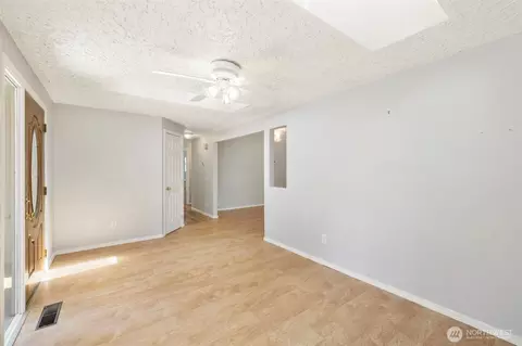 Living - 2607 SE 138th Loop, Vancouver, WA 98683 photo 2 of 3