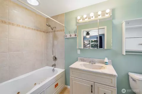 Bath - 2607 SE 138th Loop, Vancouver, WA 98683 photo 1 of 2