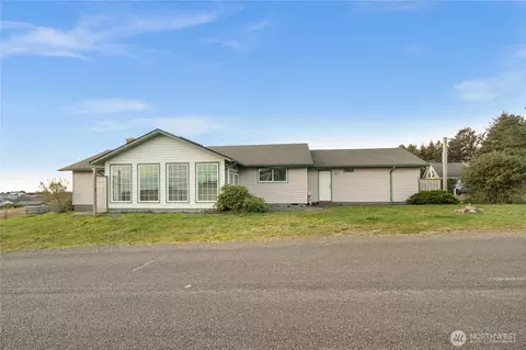 32801 J Pl, Ocean Park, WA 98640