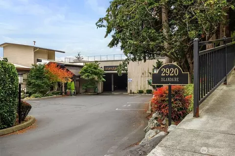 2920 76th Ave SE #106, Mercer Island, WA 98040