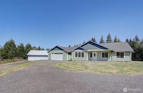 201 Sparrow Ln, Castle Rock, WA 98611