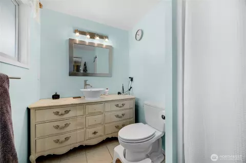 Bath - 8813 Valhalla Dr, Everett, WA 98208 photo 1 of 3