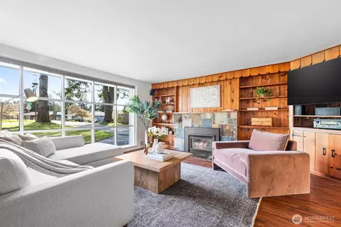 Living - 7 W Beech St, Everett, WA 98203 photo 1 of 3