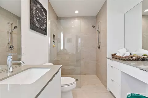 Bath - 716 11th Ave E #B, Seattle, WA 98102 photo 2 of 3