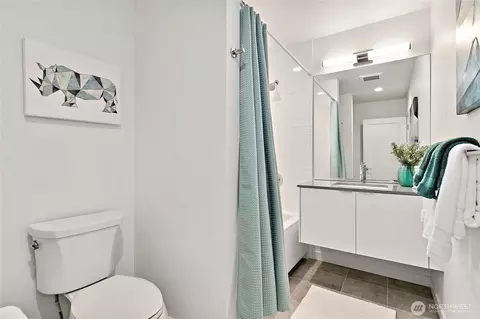Bath - 716 11th Ave E #B, Seattle, WA 98102 photo 3 of 3