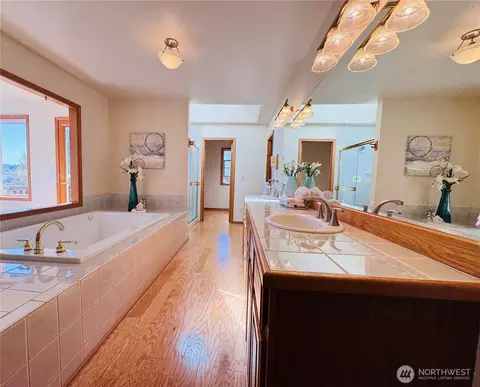 Bath - 19626 110th Pl NE, Bothell, WA 98011 photo 2 of 5