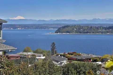 4617 Tanner View Dr, Clinton, WA 98236
