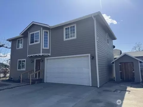502 S Camas Ave, Wapato, WA 98951