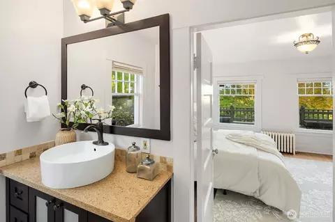 Bath - 923 23rd Ave E, Seattle, WA 98112 photo 3 of 5