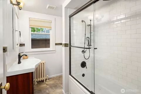 Bath - 923 23rd Ave E, Seattle, WA 98112 photo 4 of 5