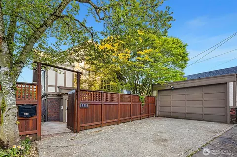 Exterior - 923 23rd Ave E, Seattle, WA 98112 photo 6 of 8