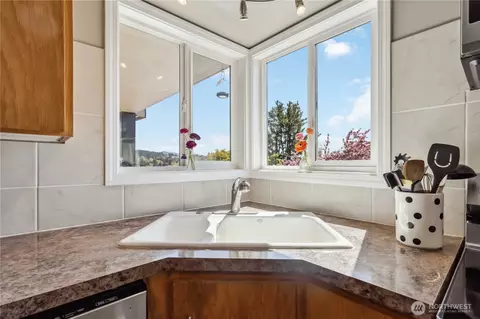 Kitchen - 106 Dixie Ln, Longview, WA 98632 photo 3 of 3