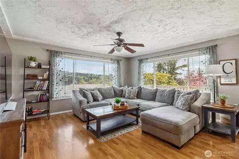 Living - 106 Dixie Ln, Longview, WA 98632 photo 1 of 4