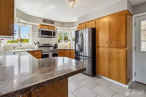 Kitchen - 106 Dixie Ln, Longview, WA 98632 photo 2 of 3