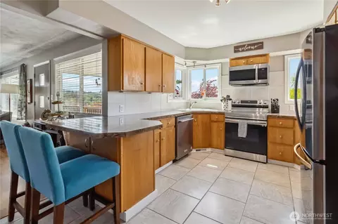 Kitchen - 106 Dixie Ln, Longview, WA 98632 photo 1 of 3