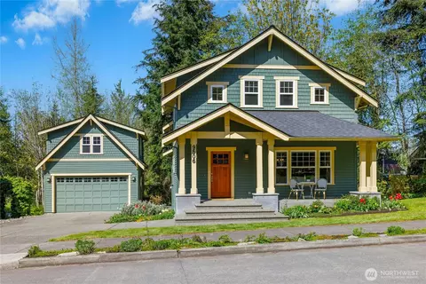 9506 NE North Town Loop, Bainbridge Island, WA 98110