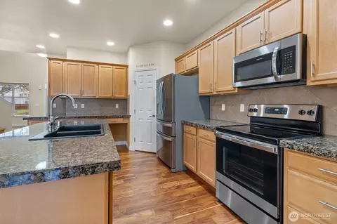 Kitchen - 17715 17th Ave E, Spanaway, WA 98387 photo 3 of 4