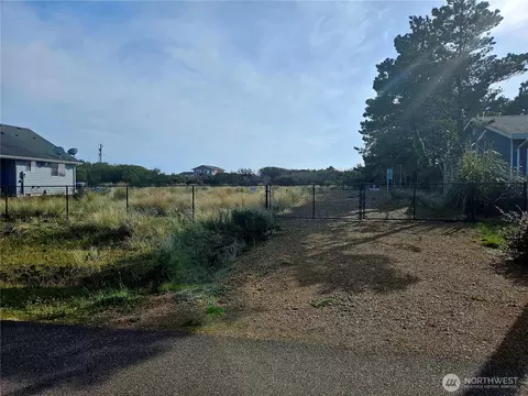 1261 Fairwood Dr, Ocean Shores, WA 98569