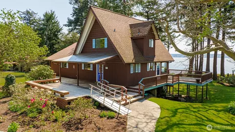 3692 S Camano Dr, Camano Island, WA 98282