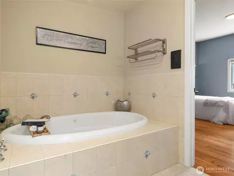 Bath - 71 E Mountain Dr, Grapeview, WA 98546 photo 3 of 5