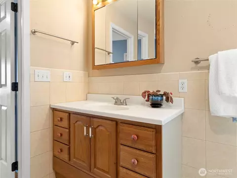 Bath - 71 E Mountain Dr, Grapeview, WA 98546 photo 2 of 5