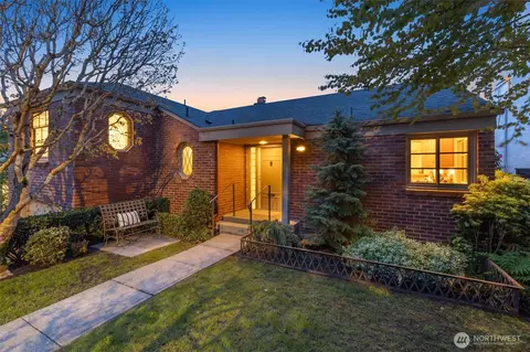 2322 Eyres Pl W, Seattle, WA 98199