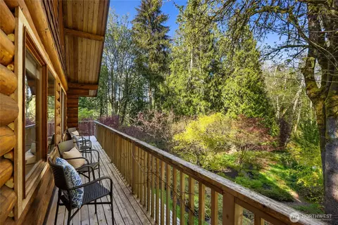 8942 NE Wardwell Rd, Bainbridge Island, WA 98110