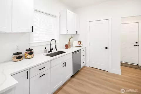 Kitchen - 2615 Harrison Ave, Everett, WA 98201 photo 4 of 4