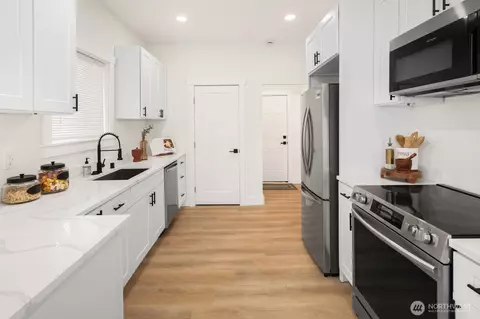Kitchen - 2615 Harrison Ave, Everett, WA 98201 photo 2 of 4