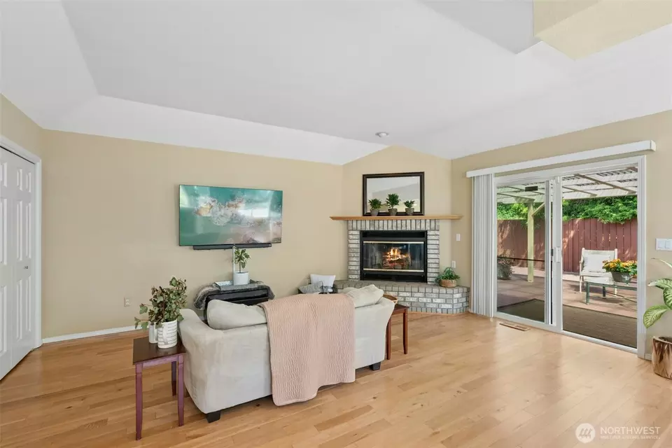 Living - 10116 SE 188th St, Renton, WA 98055 photo 4 of 4