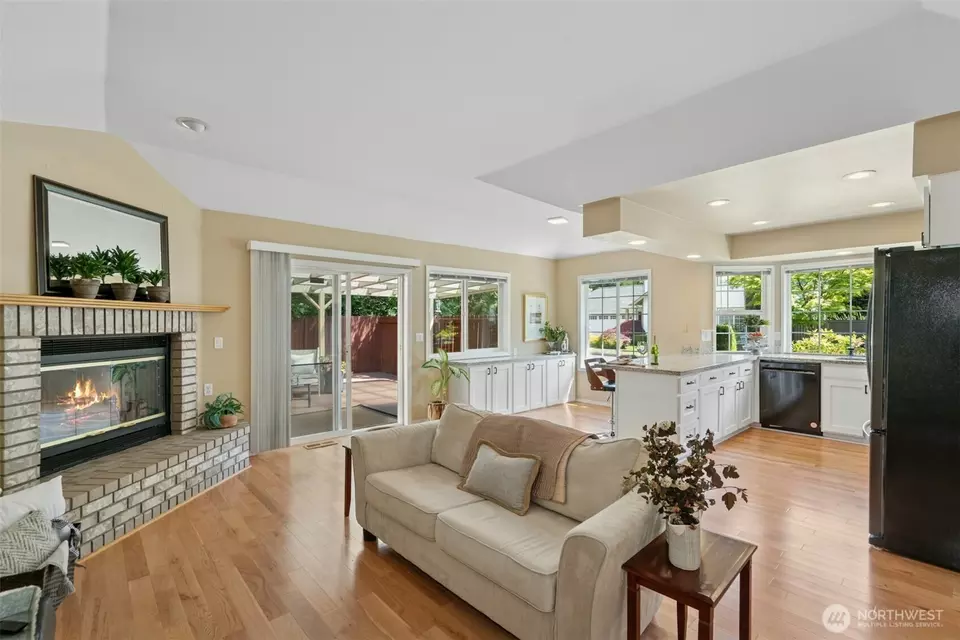 Living - 10116 SE 188th St, Renton, WA 98055 photo 3 of 4