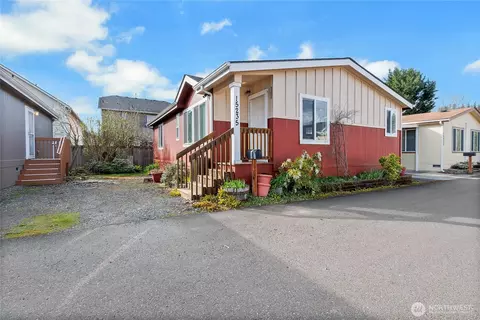 15235 Pine Dr, Renton, WA 98058