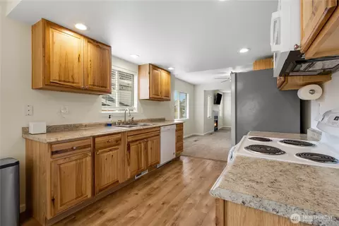 Kitchen - 210 Ammons Ln SE, Orting, WA 98360 photo 4 of 4