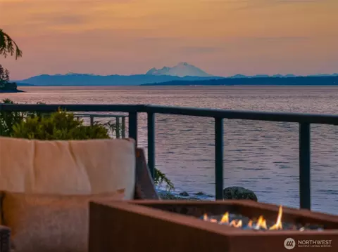 4300 Rockaway Beach Rd NE, Bainbridge Island, WA 98110